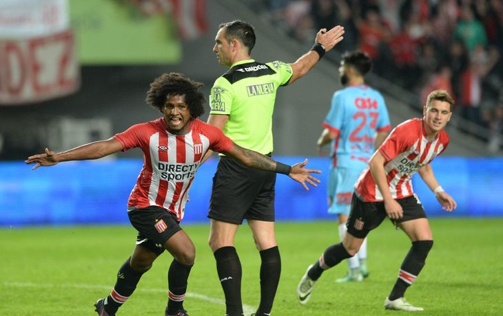 Christian Alemán celebra el gol de la victoria