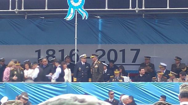 La fecha en la bandera no pasó desapercibida en las redes sociales