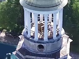 Drone capta a pareja teniendo sexo en la cúpula de una iglesia