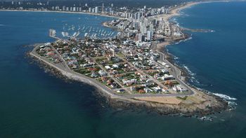 hay protestas en uruguay por nuevas limitaciones al nudismo en las playas hay protestas en uruguay por nuevas limitaciones al nudismo en las playas