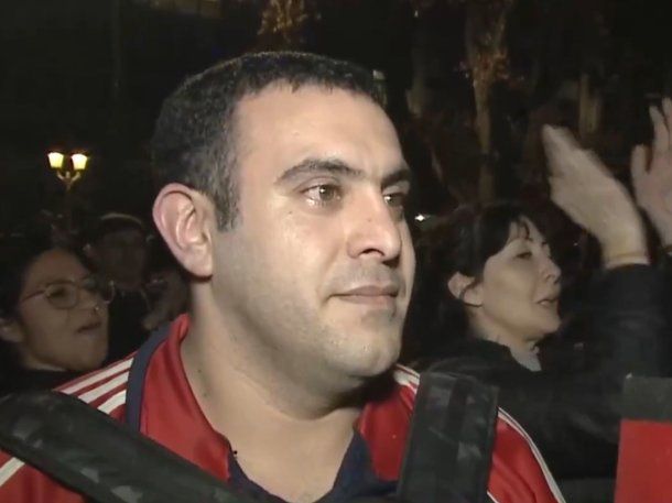 Fanático de Indio Solari fustigó al Gobierno por no permitir que el artista sea velado en Casa Rosada.