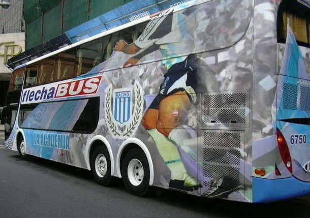 El micro de Racing se cruzó con hinchas del Rojo