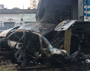 Así quedó el taxi que embistió el tren Sarmiento en Floresta