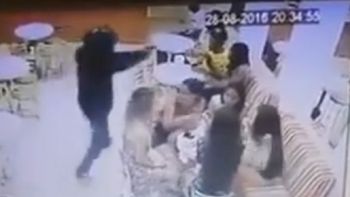 video: un sicario acribilla a una persona en un bar de brasil video: un sicario acribilla a una persona en un bar de brasil