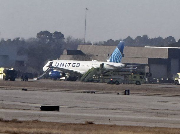 Pánico en un avión de United Airlines en Estados Unidos: hubo evacuados