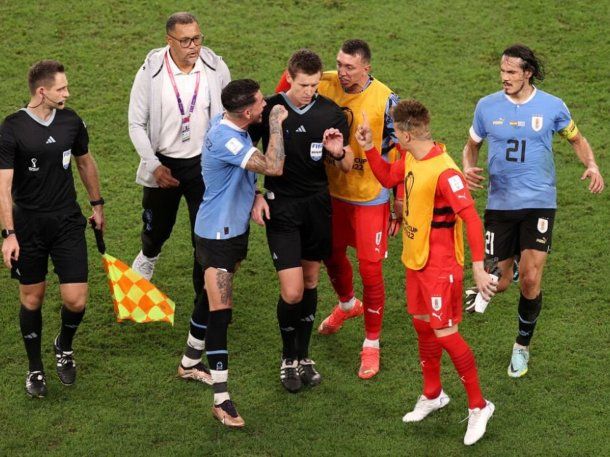 FIFA sancionó a jugadores e hinchas uruguayos por conducta indebida tras eliminación del Mundial