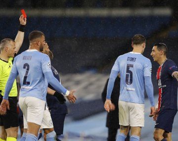 Di María se hizo expulsar por una infantil reacción y el PSG se quedó afuera