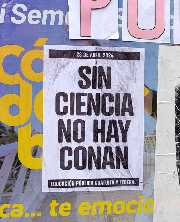 Cartel que apareció durante la Marcha Federal Universitaria en Córdoba y hace alusión al perro del presidente Milei. Foto: X