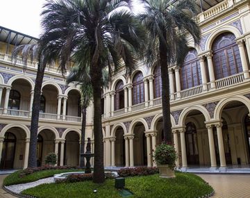 La Casa Rosada ajusta y recorta en personal pero gasta $235 mil en una palmera