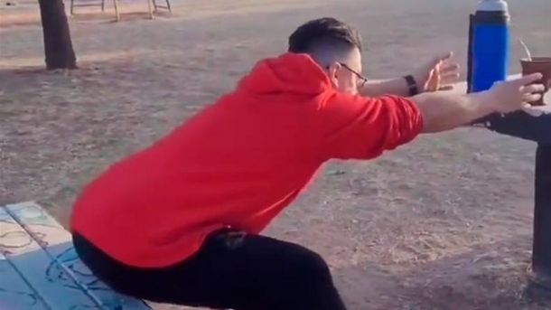 Los bancos de una plaza se viralizaron por un insólito error de diseño