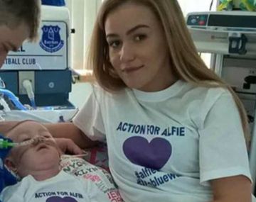 Alfie Evans con su papá, Thomas Evans, y su mamá, Kate James