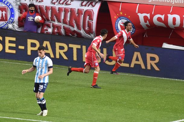 Argentinos Juniors profundizó la crisis de Racing