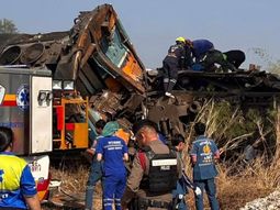 Tragedia en Tailandia: una grúa cayó sobre un tren en marcha y dejó 25 muertos