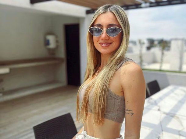 Morena Beltrán marca tendencia con su microbikini blanca combinada con un pareo