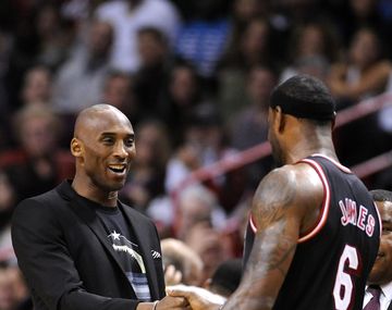 LeBron James, el más votado, saluda a Kobe Bryant que voluntariamente se bajó de la convocatoria