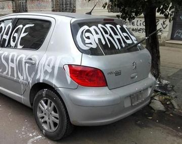 La Plata: pintó un auto que le tapaba la cochera de su casa
