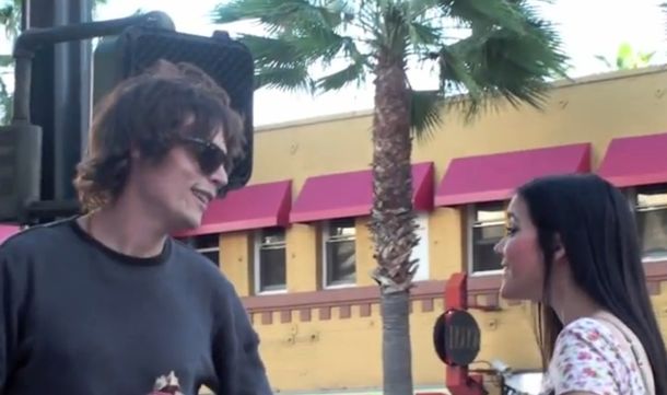 Así reaccionan los hombres ante una mujer linda y borracha: mirá el video