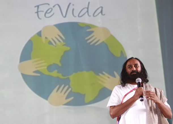 Ravi Shankar meditó ante un multitud en una plaza de Palermo