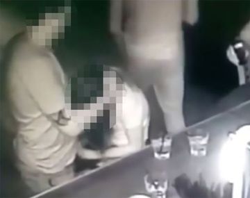 Momento incómodo: tuvieron sexo en un bar y los escracharon en cámara