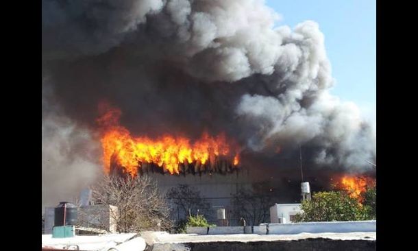 Continúa el feroz incendio en una fábrica de embutidos de Villa Tesei