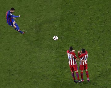 Messi pateó un tiro libre y la pelota se estrelló en el travesaño