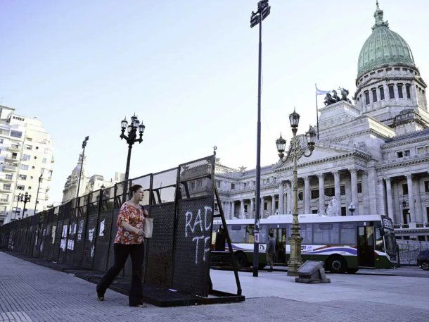 Fuerte operativo de seguridad en el Congreso por la marcha de los jubilados junto a la CGT
