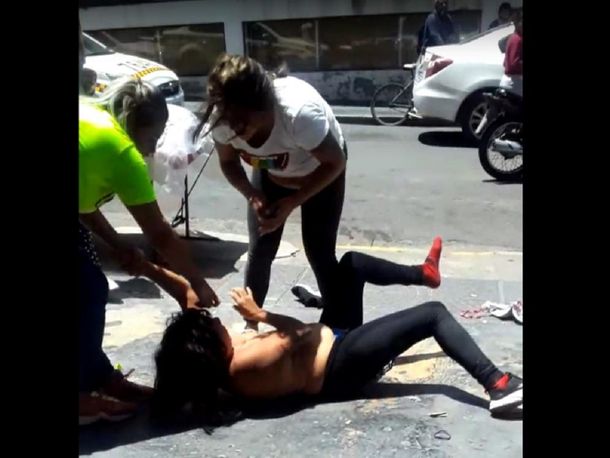 Tucumán: golpearon a una supuesta mechera, que corrió varias cuadras semidesnuda