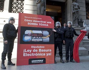 Greenpeace intentó desactivar una bomba gigante en el Congreso