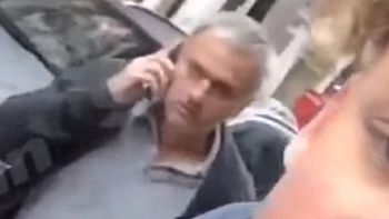 mas loco que nunca: mourinho agredio a un joven que intentaba filmarlo mas loco que nunca: mourinho agredio a un joven que intentaba filmarlo