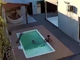 desesperante: un padre salvo a sus dos hijos de morir ahogados tras caer en la pileta de su casa desesperante: un padre salvo a sus dos hijos de morir ahogados tras caer en la pileta de su casa