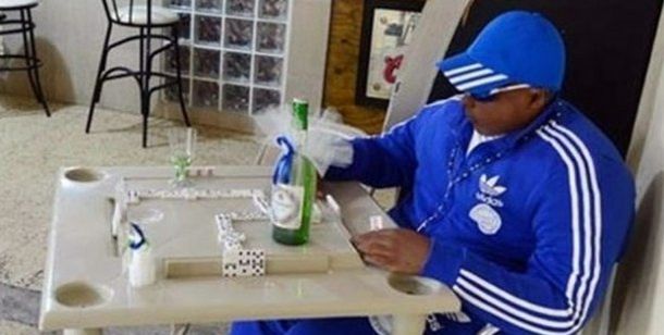 Insólito: lo velaron sentado en un bar, tomando cerveza y jugando al dominó