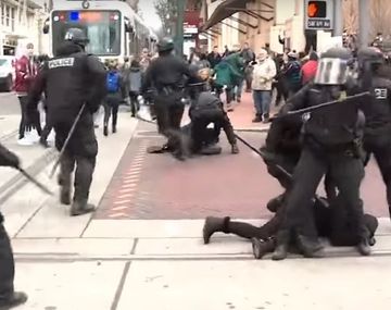 La policía de Portland reprimió una protesta en la calle