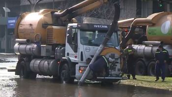 La avenida Dorrego debió ser interrumpida por el agua La avenida Dorrego debió ser interrumpida por el agua