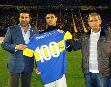 Mecheti junto al presidente xeneize y el socio 100.000 de Boca.