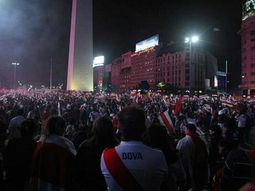 hinchas de river festejan en el obelisco hinchas de river festejan en el obelisco