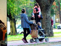 exclusivo: gael garcia bernal, de paseo en buenos aires con su nueva novia exclusivo: gael garcia bernal, de paseo en buenos aires con su nueva novia