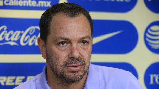 Santiago Baños se debate en la decisión de seguir en el Club América o en aceptar el ofrecimiento del Monterrey.