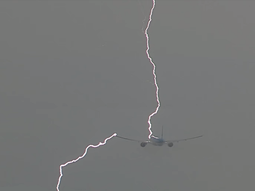 Video: El dramático momento en que un avión es alcanzado por un rayo