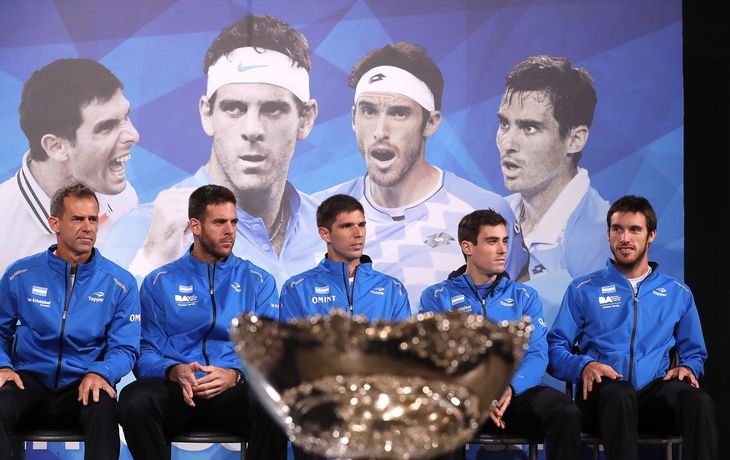 Los miembros del equipo argentino de Copa Davis, el capitán, Daniel Orsanic, y los jugadores, Juan Martín del Potro, Federico&nbsp;Delbonis, Guido Pella y Leonardo Mayer