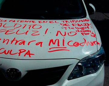 Estacionó el auto en una cochera y le hicieron un escrache con un labial rojo