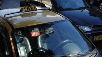 Detenidos por tener sexo en un taxi - Crédito: www.lacapital.com.ar Detenidos por tener sexo en un taxi - Crédito: www.lacapital.com.ar