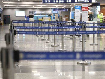 Exigen propuesta a los gremios bajo la amenaza de cerrar Aerolíneas