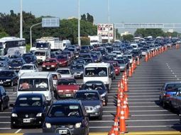 Más de 2.600 autos circulan por hora hacia la Costa por el recambio turístico
