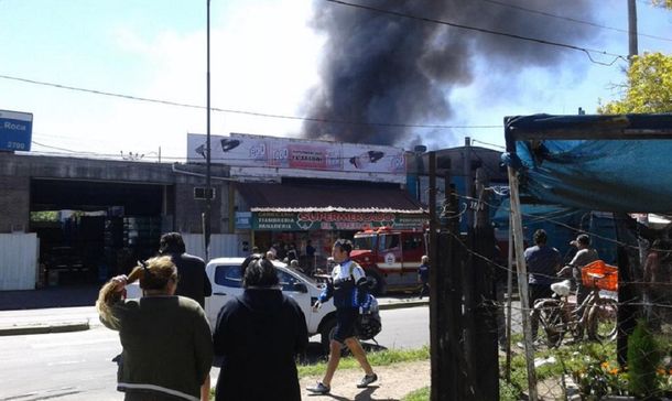 Incendio en una pañalera de Hurlingham: trabajan 15 dotaciones de bomberos