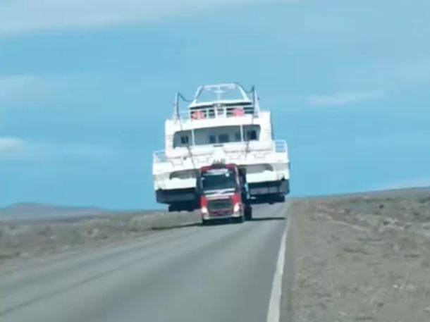 Santa Cruz: un barco en el medio de la Ruta 40 sorprendió a todos y se hizo viral