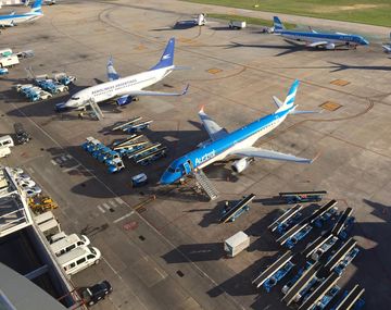 La flota de Aerolíneas Argentinas paralizada en Aeroparque.