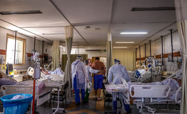 El mundo registra las peores cifras diarias de contagios y muertes por coronavirus