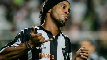 el espectacular gol de ronaldinho, al mejor estilo messi el espectacular gol de ronaldinho, al mejor estilo messi