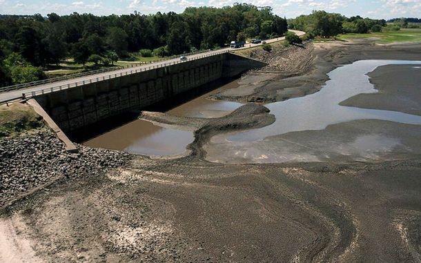 Crisis hídrica en Uruguay: legisladores tratan eliminación de impuestos al agua mineral