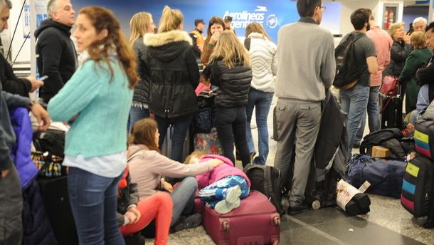 Cancelaron vuelos de Aerolíneas por protesta de pilotos y tripulantes